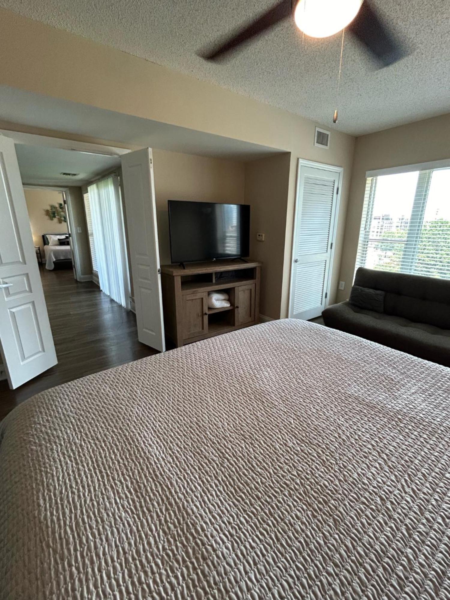 Spacious 2 Bedroom 2 Bathroom Apartment With Balcony In Uptown Charlotte! City Views & Free Parking! Buitenkant foto