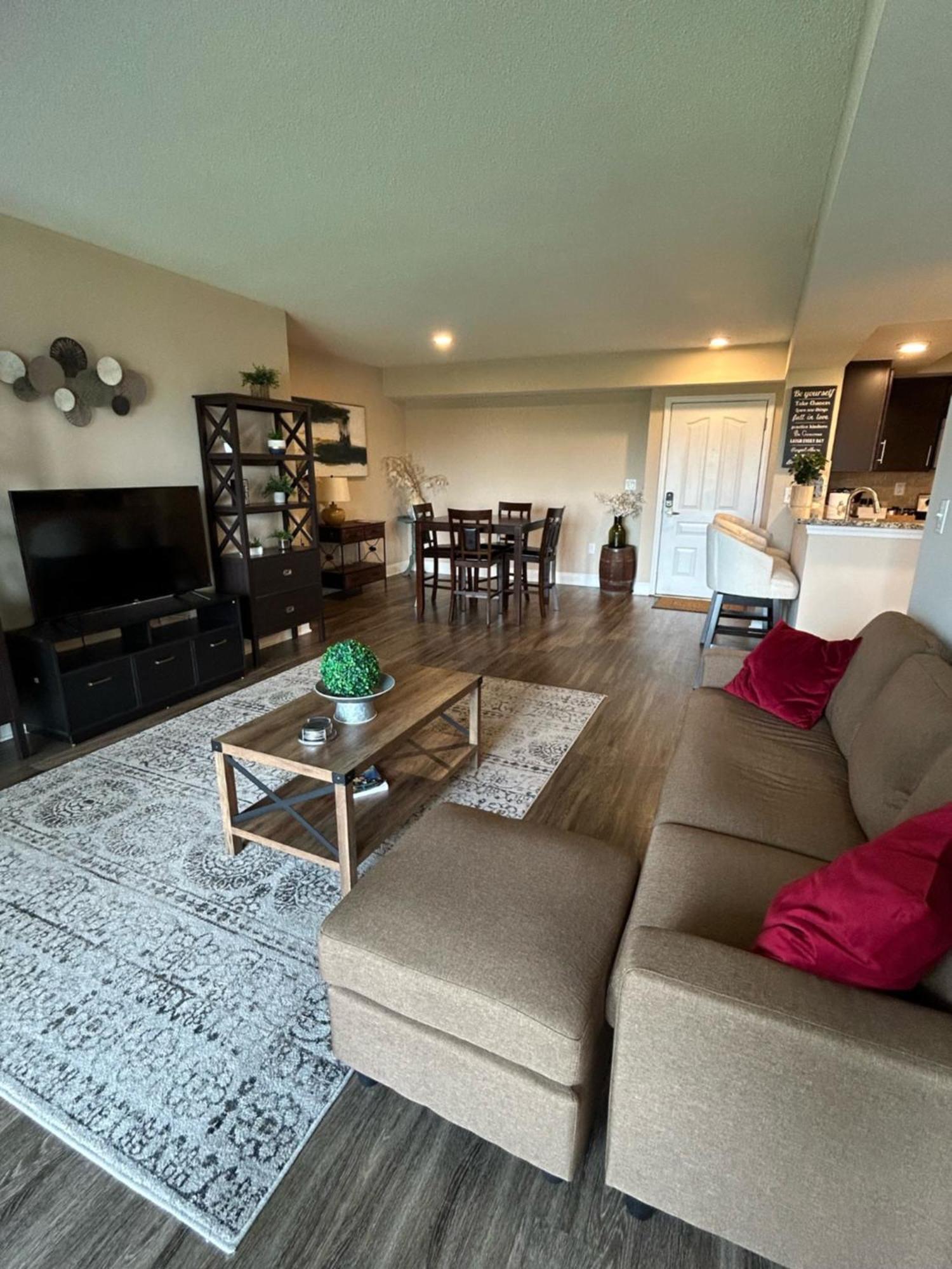 Spacious 2 Bedroom 2 Bathroom Apartment With Balcony In Uptown Charlotte! City Views & Free Parking! Buitenkant foto
